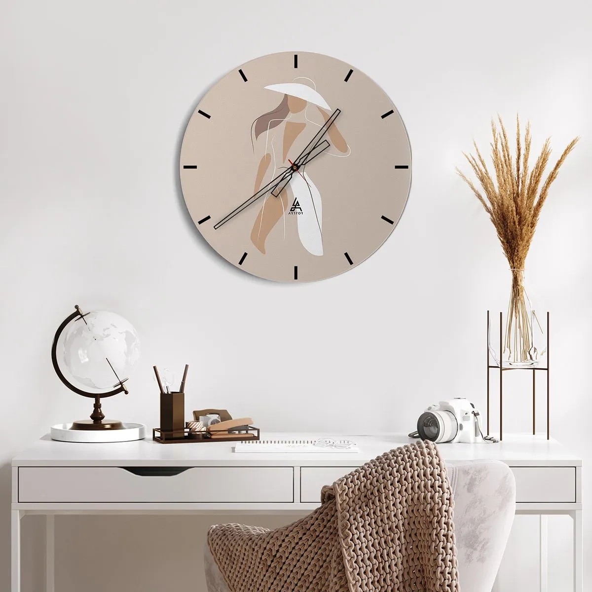 Wanduhr - Glasuhr - Stilvolle Frau mit Hut auf beigem Hintergrund - 30x30cm - Mode macht Spaß - Moderne Wanddekoration für Wohnzimmer, Küche und Schlafzimmer ARTTOR