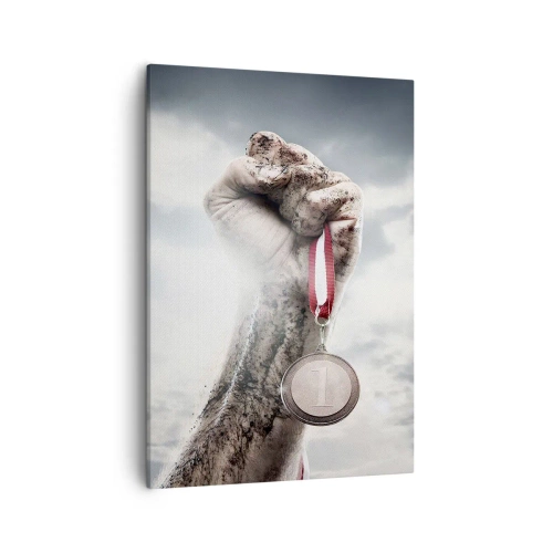 Bild auf Leinwand - Leinwandbild - Eine erhobene Hand mit einer Medaille vor einem bewölkten Himmel - 50x70cm - Per aspera ad astra - Moderne Wanddekoration für Wohnzimmer und Schlafzimmer ARTTOR