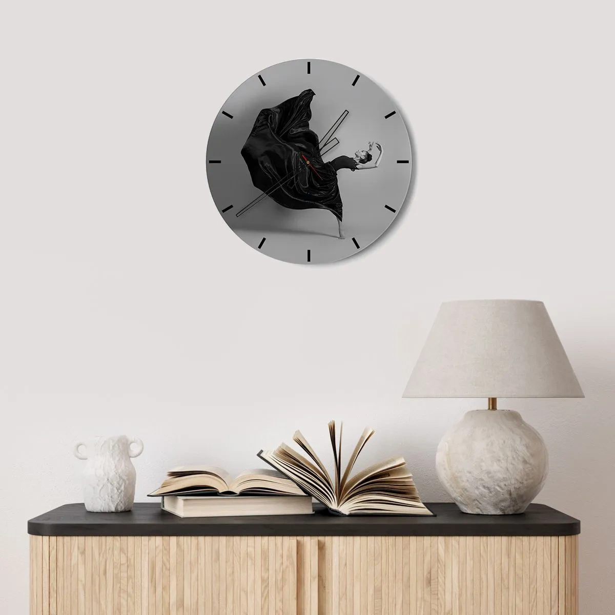 Wanduhr - Glasuhr - Eine Tänzerin in dynamischer Pose in einem schwarzen Kleid - 30x30cm - Beflügelt durch die Musik - Moderne Wanddekoration für Wohnzimmer, Küche und Schlafzimmer ARTTOR