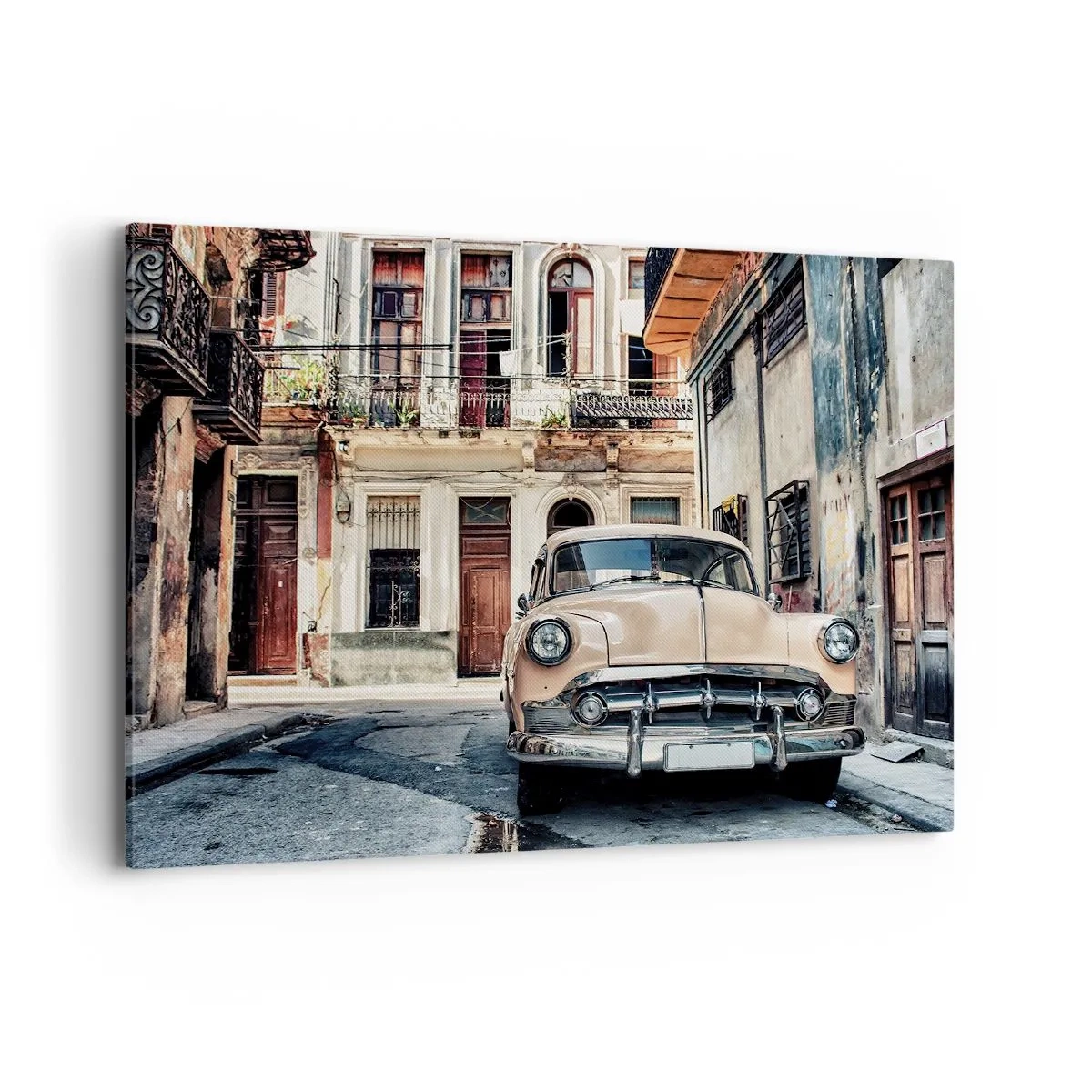 Bild auf Leinwand - Leinwandbild - Ein Oldtimer vor der Kulisse urbaner Architektur - 100x70cm - Die Siesta in Havanna - Moderne Wanddekoration für Wohnzimmer und Schlafzimmer ARTTOR