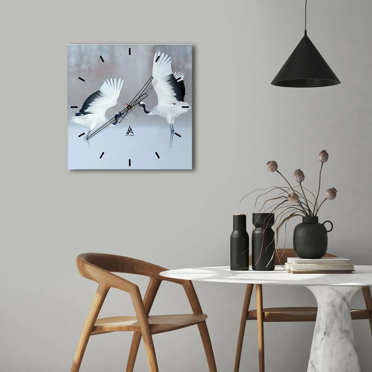 Wanduhr - Glasuhr - Zwei Kraniche tanzen in einer nebligen Landschaft - 30x30cm - Tanz im Nebel - Moderne Wanddekoration für Wohnzimmer und Schlafzimmer ARTTOR