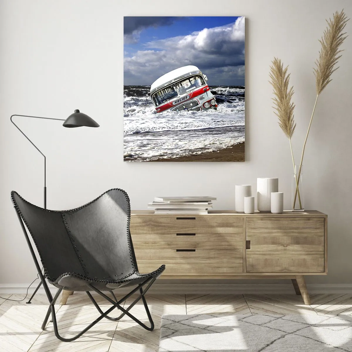 Glasbild - Bild auf glas - Ein versunkener Bus am Strand inmitten von Wellen und rauer See - 80x120cm - Und was stehst du so erstaunt? - Moderne Wanddekoration für Wohnzimmer und Schlafzimmer ARTTOR
