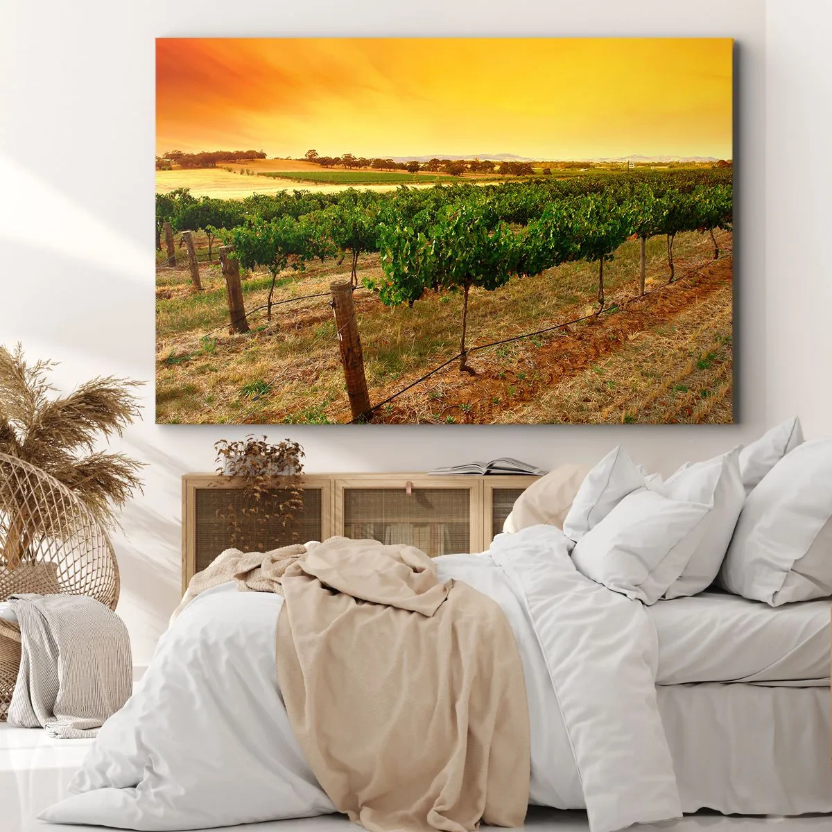 Bild auf Leinwand - Leinwandbild - Weinreben auf einer Plantage bei einem goldenen Sonnenuntergang - 100x70cm - Holen Sie sich einen Drink von der Sonne - Moderne Wanddekoration für Wohnzimmer und Schlafzimmer ARTTOR