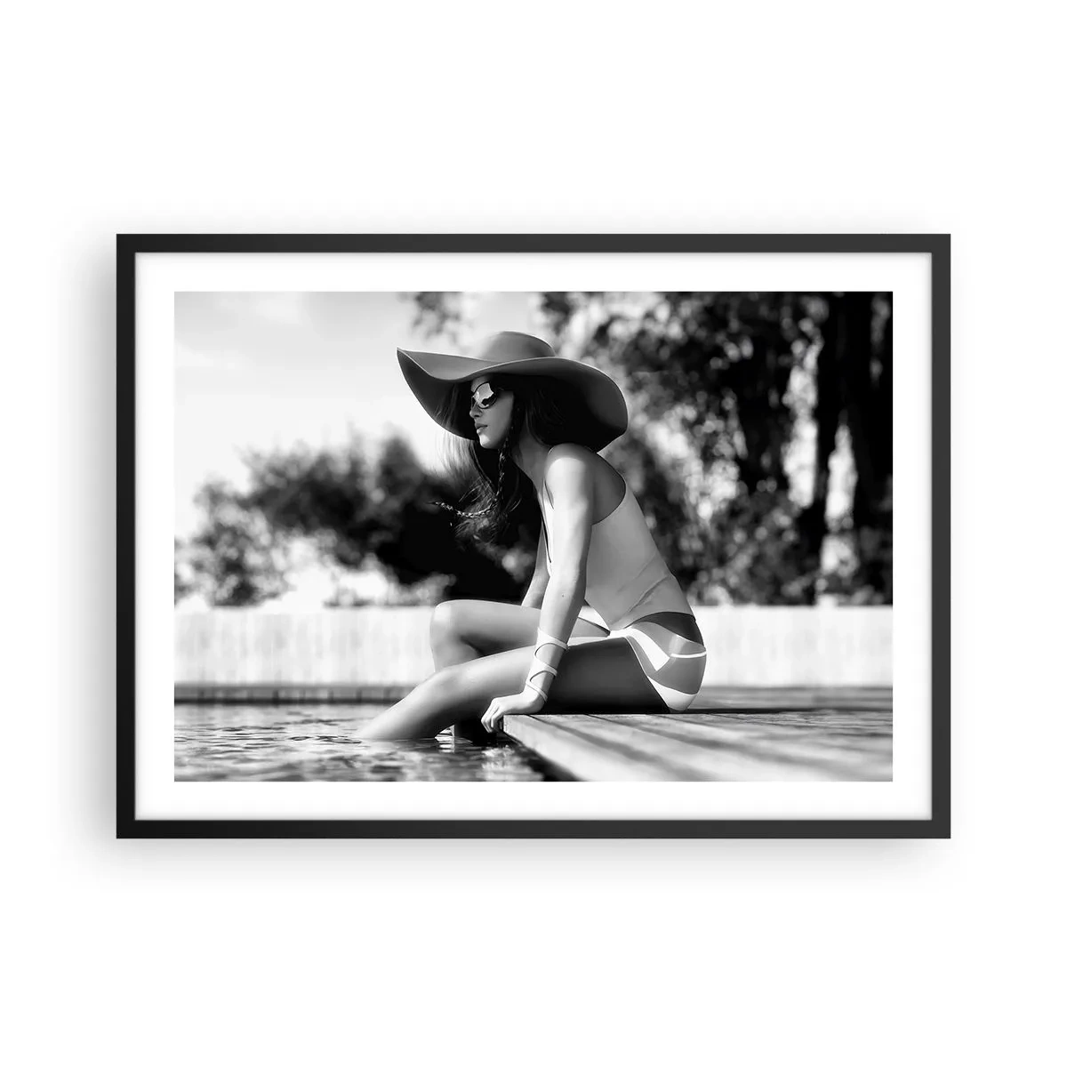Poster in einem schwarzem Rahmen - Frau mit Hut am Pool in Schwarz und Weiß - 70x50cm - Sommertraum - Moderne Wanddekoration für Wohnzimmer und Schlafzimmer ARTTOR