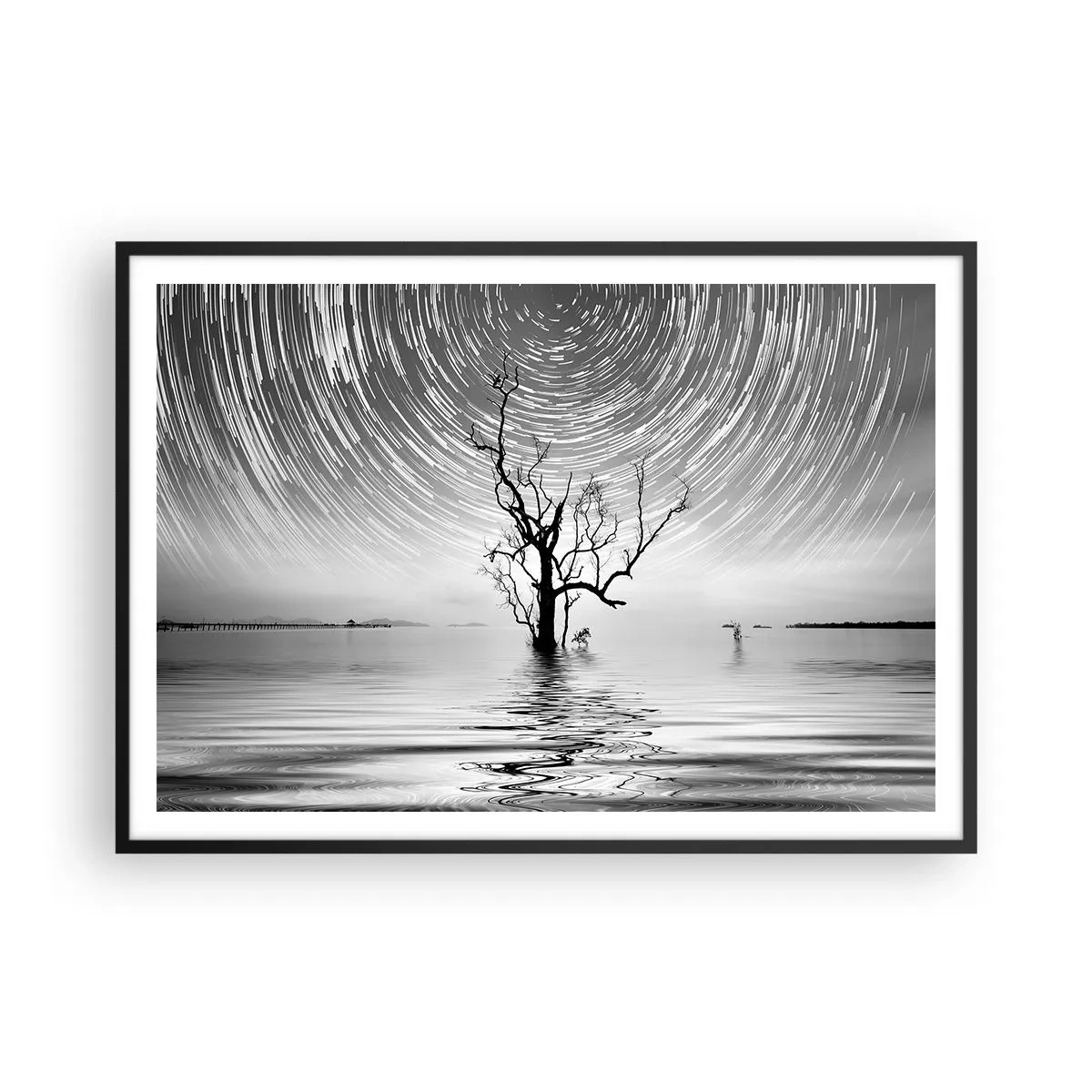 Poster in einem schwarzem Rahmen - Ein Baum im Wasser unter einem Nachthimmel mit sich bewegenden Sternen - 100x70cm - Eine Sinfonie der Natur - Moderne Wanddekoration für Wohnzimmer und Schlafzimmer ARTTOR