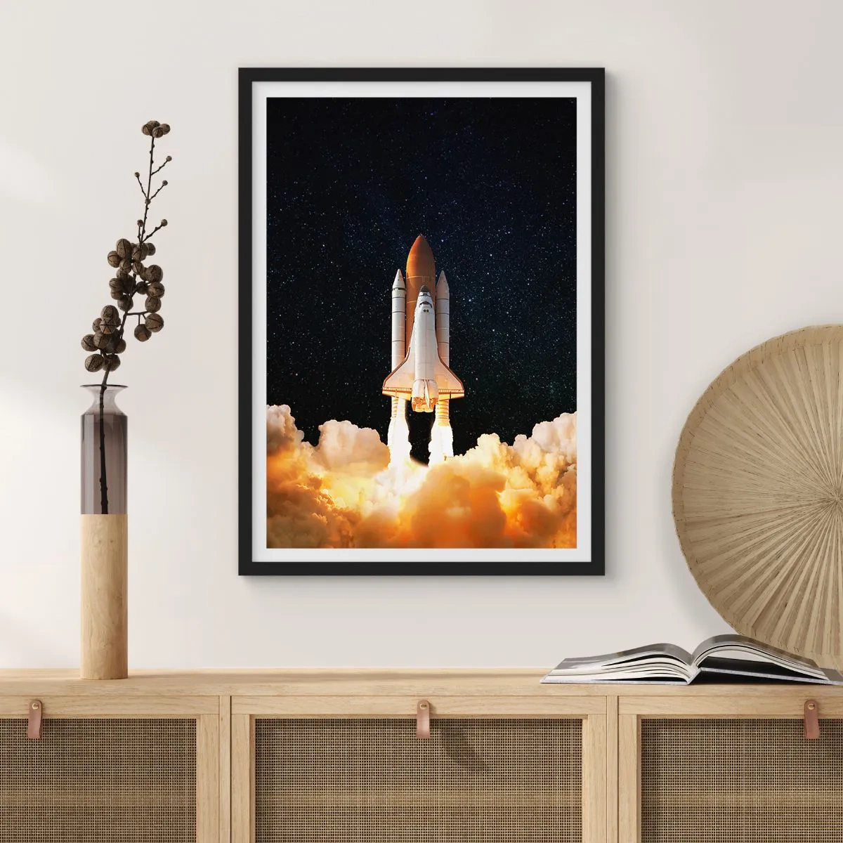 Poster in einem schwarzem Rahmen - Ein Space Shuttle hebt vor einem Sternenhimmel ab - 50x70cm - Ad Astra! - Moderne Wanddekoration für Wohnzimmer und Schlafzimmer ARTTOR