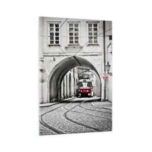 Glasbild - Bild auf glas - Eine schwarz-weiße Straßenbahn in einer historischen Stadtstraße - 70x100cm - Durch das Stadtlabyrinth - Moderne Wanddekoration für Wohnzimmer und Schlafzimmer ARTTOR