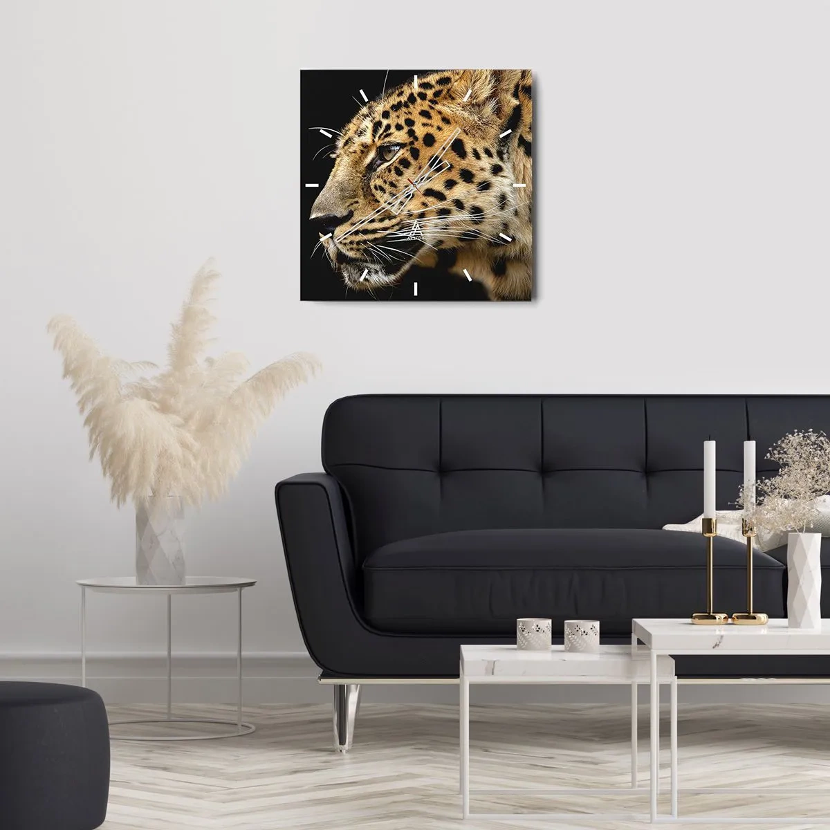 Wanduhr - Glasuhr - Nahaufnahme des Kopfes eines Leoparden vor schwarzem Hintergrund - 30x30cm - Ruhig, fokussiert, bereit - Moderne Wanddekoration für Wohnzimmer und Schlafzimmer ARTTOR