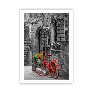 Poster - Ein rotes Fahrrad mit Blumen in einer engen Straße - 50x70cm - Toskanische Gasse - Moderne Wanddekoration für Wohnzimmer und Schlafzimmer ARTTOR