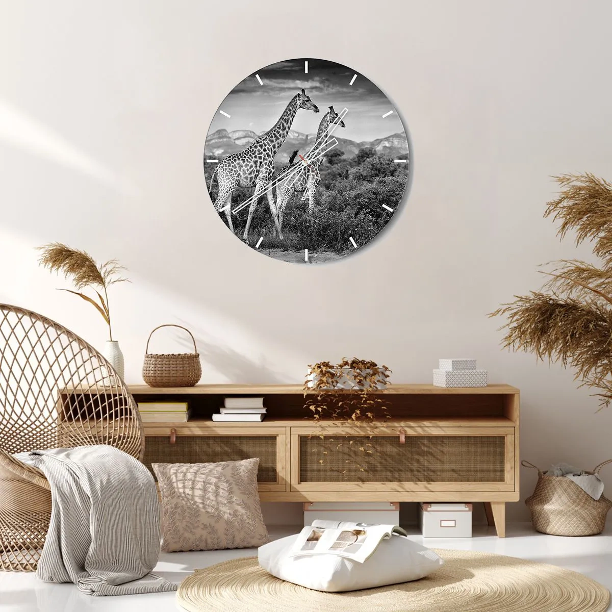 Wanduhr - Glasuhr - Ein Schwarzweißfoto von zwei Giraffen in der Savanne. - 30x30cm - Hohe Sphären in Afrika - Moderne Wanddekoration für Wohnzimmer, Küche und Schlafzimmer ARTTOR