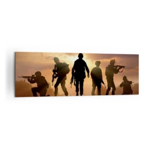 Bild auf Leinwand - Leinwandbild - Soldaten vor dem Hintergrund der untergehenden Sonne in einer dynamischen Umgebung - 160x50cm - Waffenbrüder - Moderne Wanddekoration für Wohnzimmer und Schlafzimmer ARTTOR