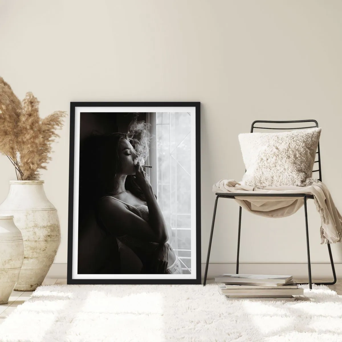 Poster in einem schwarzem Rahmen - Eine Frau in Dessous raucht eine Zigarette in Schwarz-Weiß - 50x70cm - Sinnlicher Moment - Moderne Wanddekoration für Wohnzimmer und Schlafzimmer ARTTOR