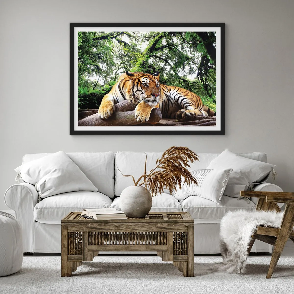 Poster in einem schwarzem Rahmen - Ein Tiger ruht in einem tropischen Wald - 70x50cm - Hochachtungsvoll - Moderne Wanddekoration für Wohnzimmer und Schlafzimmer ARTTOR