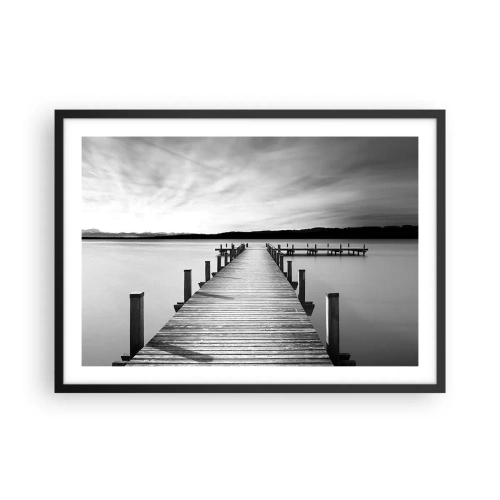 Poster in einem schwarzem Rahmen - Ein schwarz-weißer Steg an einem ruhigen See - 70x50cm - An der Wasserstelle - Ruhe - Moderne Wanddekoration für Wohnzimmer und Schlafzimmer ARTTOR