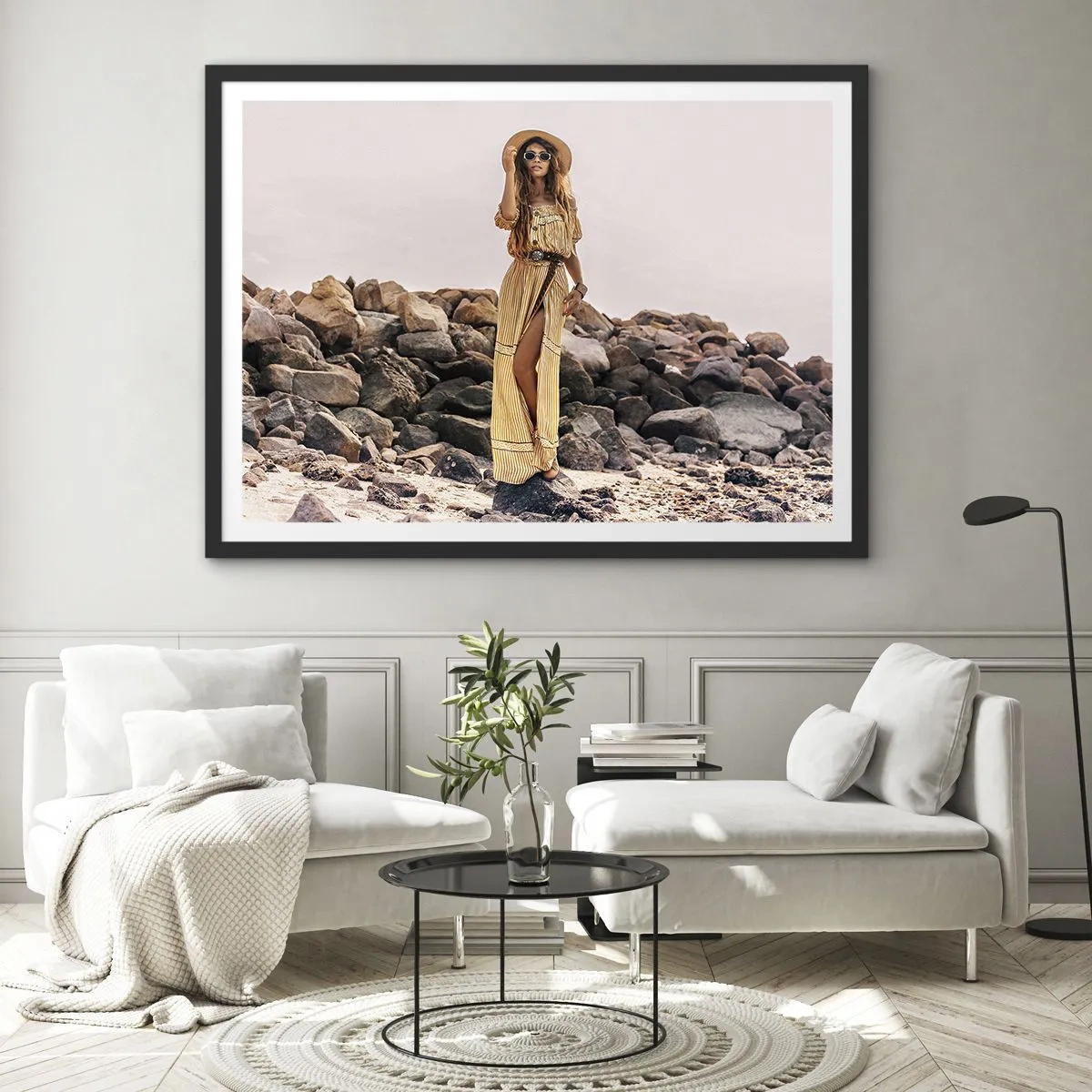 Poster in einem schwarzem Rahmen - Eine Frau im Boho-Stil vor einem felsigen Strandhintergrund - 70x50cm - Die Magie der Steine - Moderne Wanddekoration für Wohnzimmer und Schlafzimmer ARTTOR