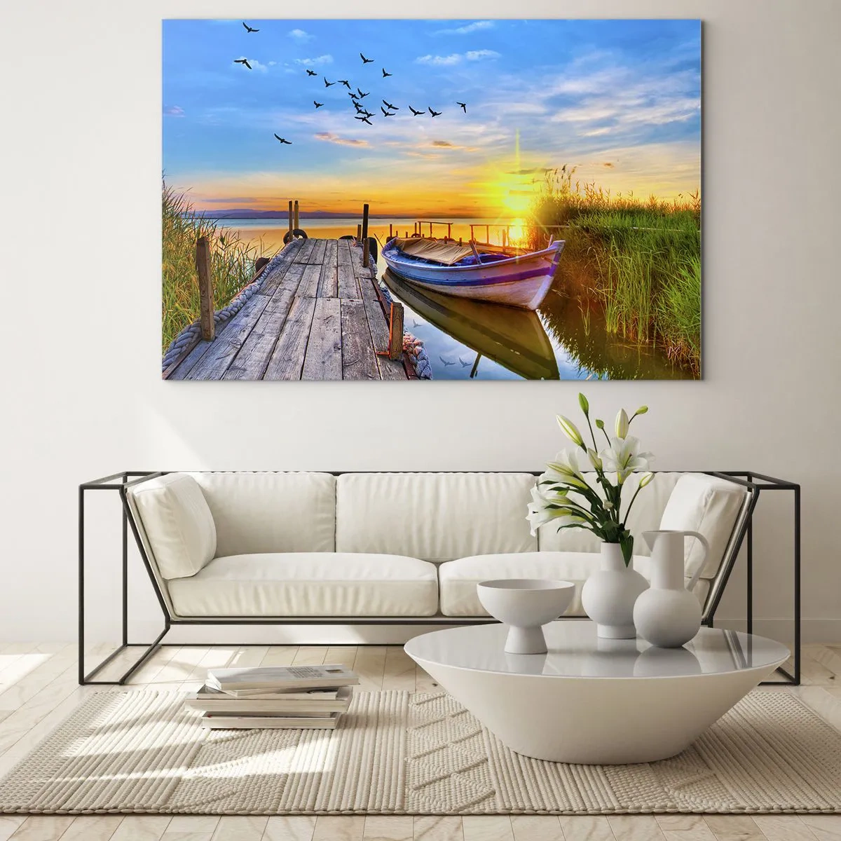 Glasbild - Bild auf glas - Holzsteg über einem See mit einem Boot bei Sonnenaufgang - 70x50cm - Bis morgen - Moderne Wanddekoration für Wohnzimmer und Schlafzimmer ARTTOR