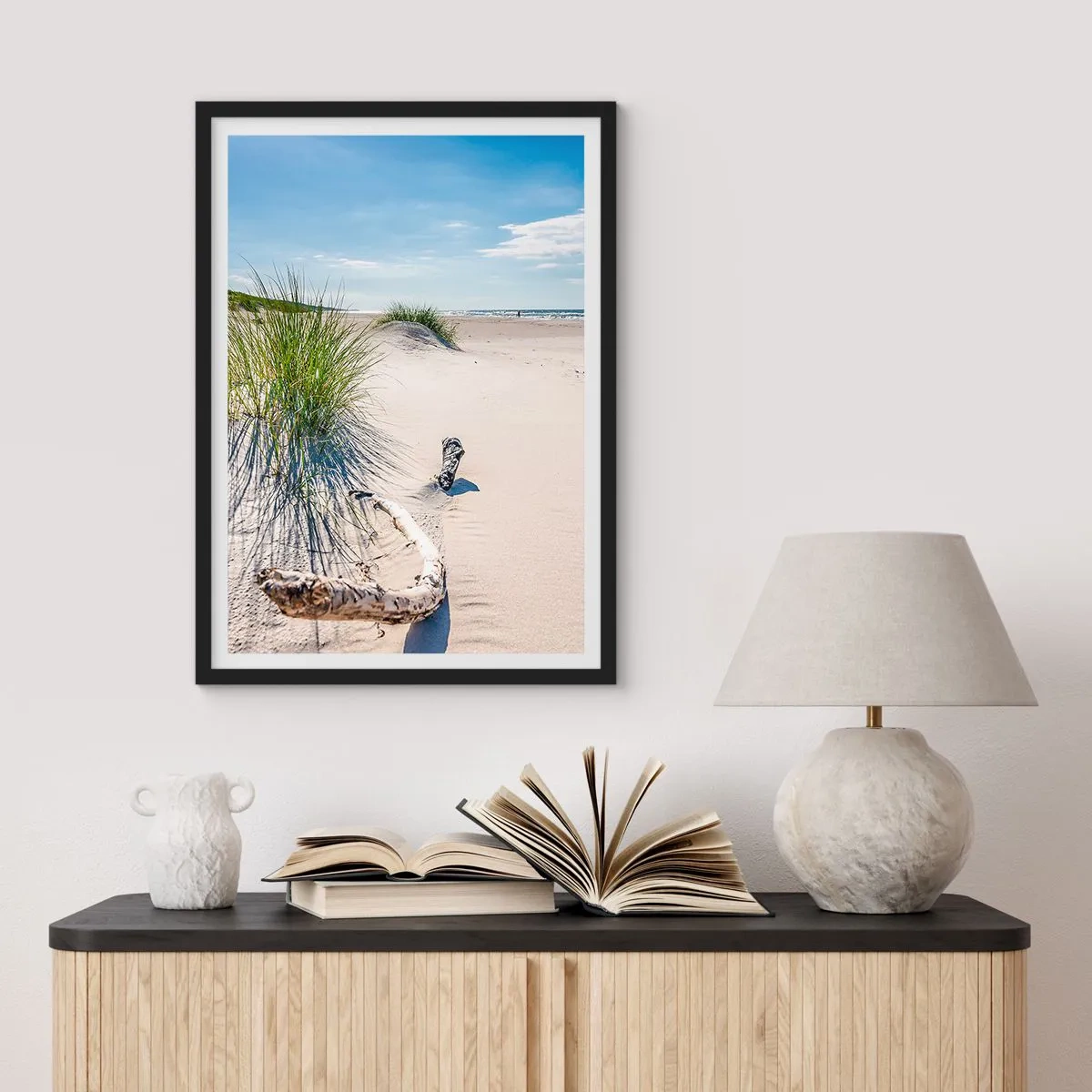 Poster in einem schwarzem Rahmen - Strand mit Dünen, Gras und Ästen im Sonnenlicht - 50x70cm - Der schönste Strand? Ostsee-Strand - Moderne Wanddekoration für Wohnzimmer und Schlafzimmer ARTTOR