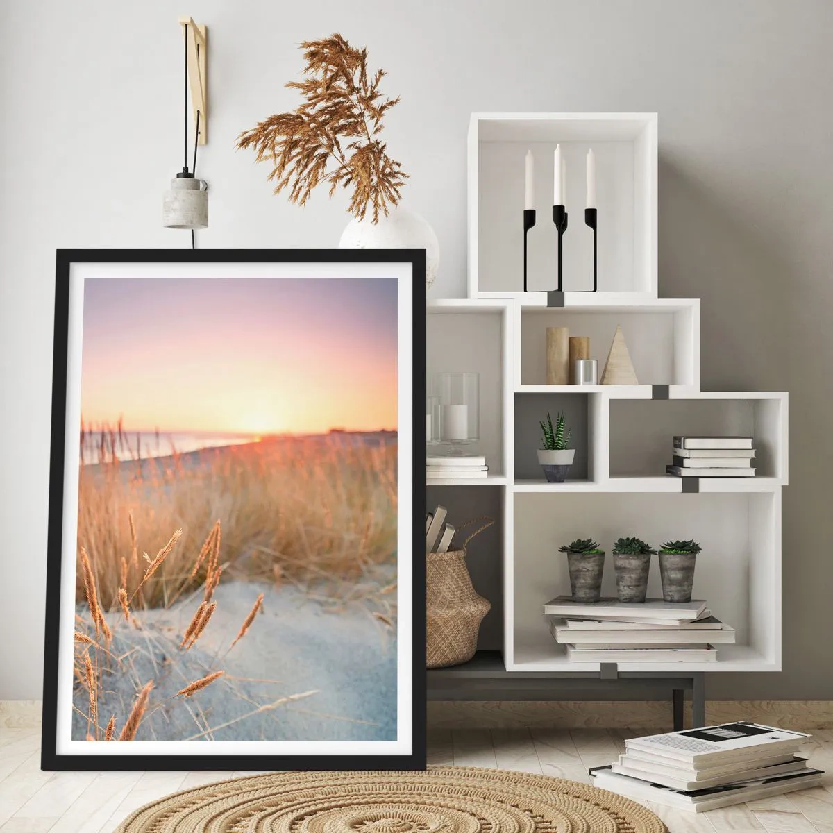 Poster in einem schwarzem Rahmen - Die Gräser auf den Dünen, beleuchtet von der untergehenden Sonne - 50x70cm - Das baltische Wiegenlied - Moderne Wanddekoration für Wohnzimmer und Schlafzimmer ARTTOR