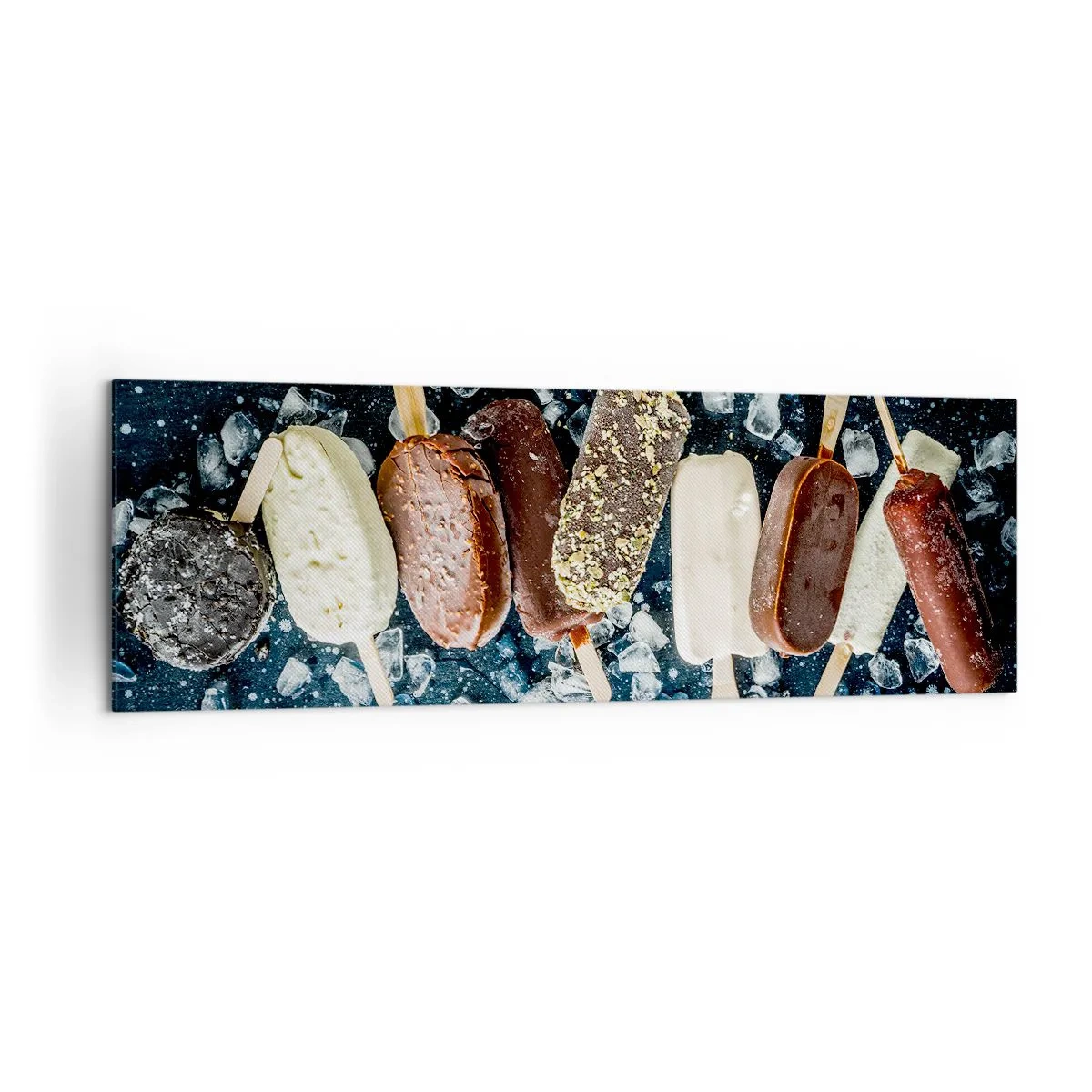 Bild auf Leinwand - Leinwandbild - Bunte Eislutscher auf Eis mit dunklem Hintergrund angeordnet - 160x50cm - Geschmack des heißen Sommers - Moderne Wanddekoration für Wohnzimmer und Schlafzimmer ARTTOR