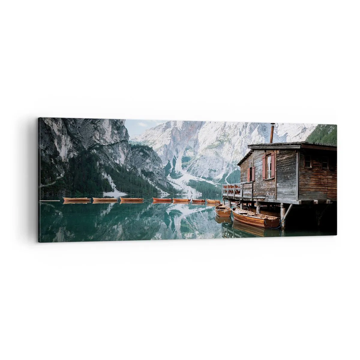 Bild auf Leinwand - Leinwandbild - Ein Holzhaus an einem ruhigen Bergsee - 140x50cm - Kristallklarer Bergmorgen - Moderne Wanddekoration für Wohnzimmer und Schlafzimmer ARTTOR