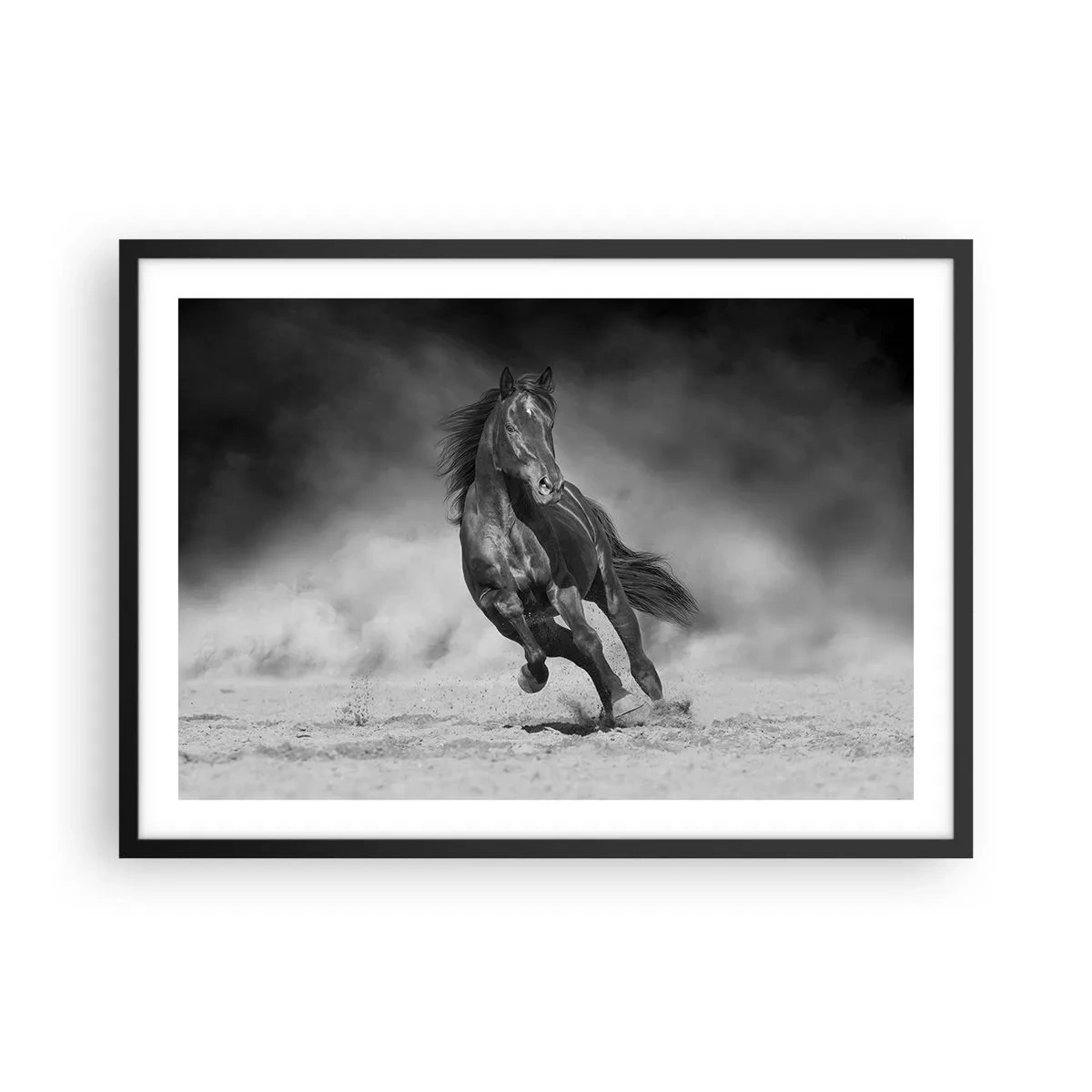 Poster in einem schwarzem Rahmen - Ein schwarz-weißes Pferd galoppiert über den Sand - 70x50cm - Würdig des Emirs selbst - Moderne Wanddekoration für Wohnzimmer und Schlafzimmer ARTTOR