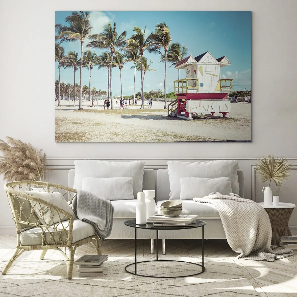 Glasbild - Bild auf glas - Ein Strand mit Palmen und einem Rettungsschwimmerturm an einem sonnigen Tag - 70x50cm - Dir steht ein schöner Tag bevor - Moderne Wanddekoration für Wohnzimmer und Schlafzimmer ARTTOR