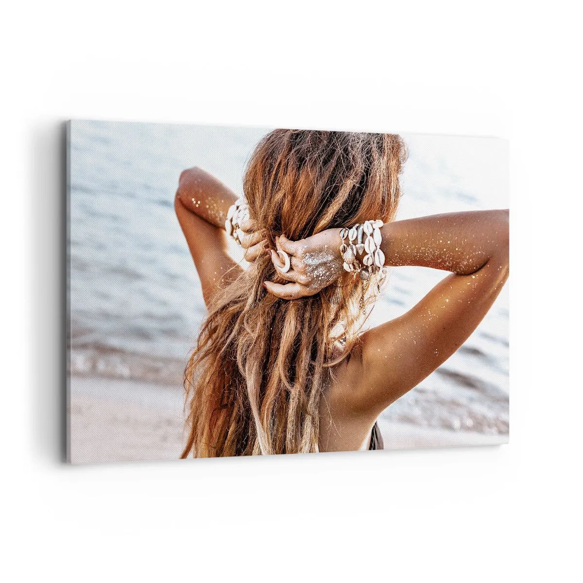 Bild auf Leinwand - Leinwandbild - Eine Frau am Strand mit wehendem Haar in der Sonne - 120x80cm - Eine Schwester von Wasser und Sonne - Moderne Wanddekoration für Wohnzimmer und Schlafzimmer ARTTOR
