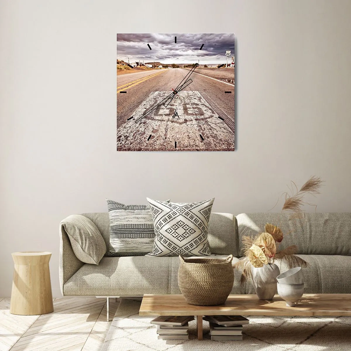 Wanduhr - Glasuhr - Route 66 in einem Wüstenklima mit malerischem Himmel - 30x30cm - Mother Road - eine amerikanische Legende - Moderne Wanddekoration für Wohnzimmer und Schlafzimmer ARTTOR