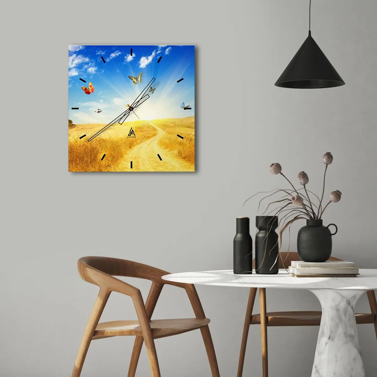 Wanduhr - Glasuhr - Ein goldenes Feld, ein Pfad und Schmetterlinge vor einem blauen Himmel - 30x30cm - Und wie kann man den Sommer nicht lieben? - Moderne Wanddekoration für Wohnzimmer und Schlafzimmer ARTTOR