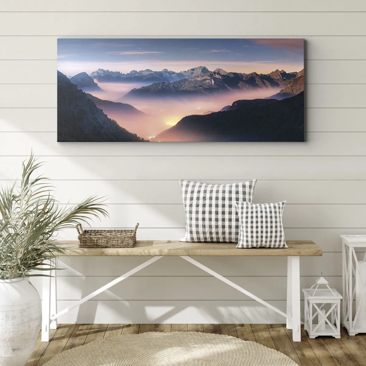 Bild auf Leinwand - Leinwandbild - Eine Berglandschaft mit einem nebelverhangenen Tal - 140x50cm - Licht in den Tälern - Moderne Wanddekoration für Wohnzimmer und Schlafzimmer ARTTOR