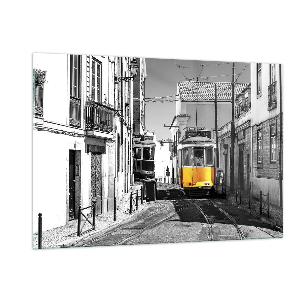 Glasbild - Bild auf glas - Eine gelbe Straßenbahn auf einer schwarz-weißen Straße in einer europäischen Stadt. - 120x80cm - Der Geist von Lissabon - Moderne Wanddekoration für Wohnzimmer und Schlafzimmer ARTTOR