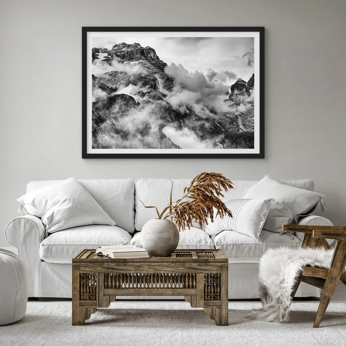 Poster in einem schwarzem Rahmen - Schwarz-Weiß-Ansicht der von Wolken umgebenen Berge - 100x70cm - Schön und grausam - Moderne Wanddekoration für Wohnzimmer und Schlafzimmer ARTTOR