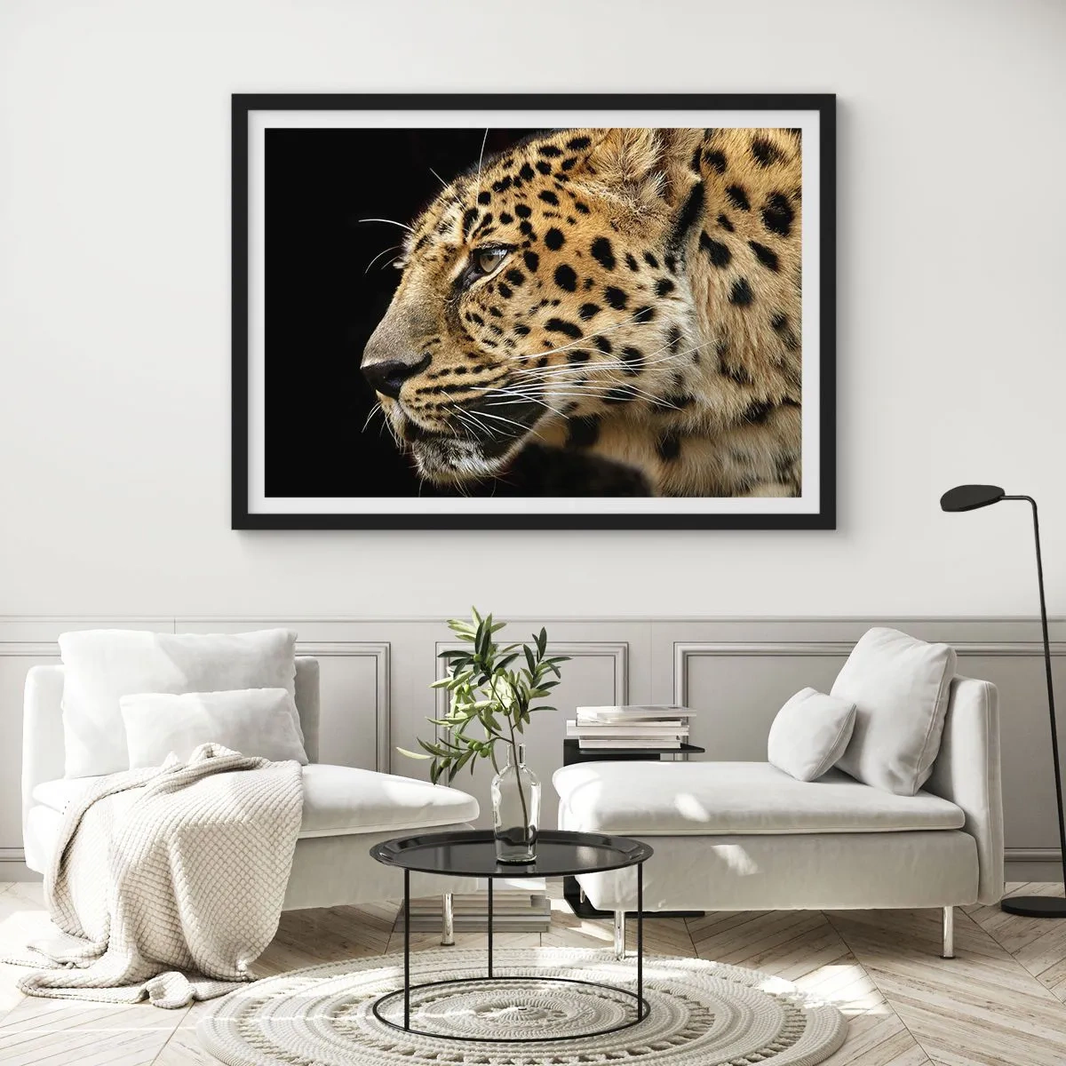 Poster in einem schwarzem Rahmen - Nahaufnahme des Kopfes eines Leoparden vor schwarzem Hintergrund - 100x70cm - Ruhig, fokussiert, bereit - Moderne Wanddekoration für Wohnzimmer und Schlafzimmer ARTTOR