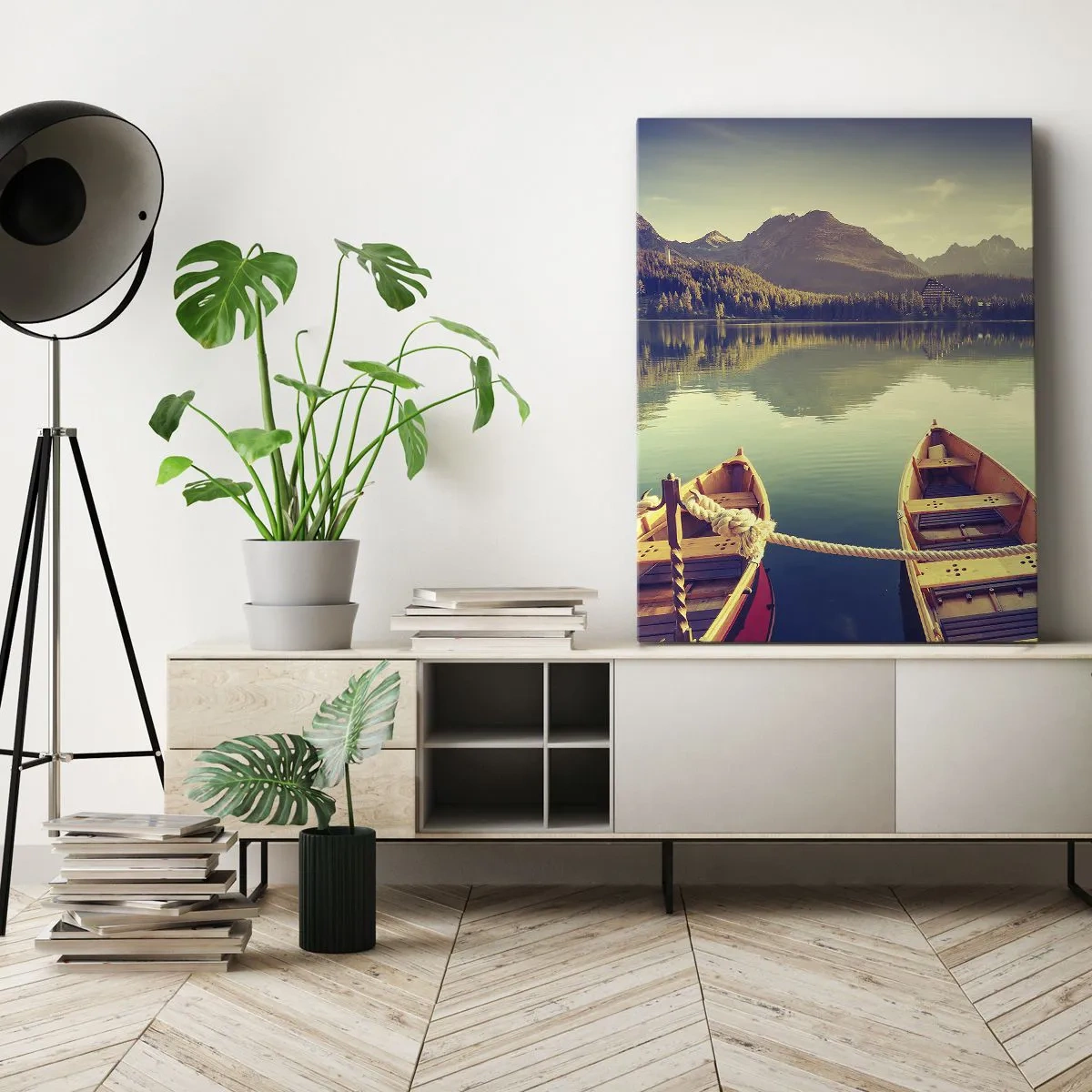 Bild auf Leinwand - Leinwandbild - Boote auf einem ruhigen See, umgeben von Bergen bei Sonnenuntergang - 50x70cm - Lebe nach ihren Gesetzen - Moderne Wanddekoration für Wohnzimmer und Schlafzimmer ARTTOR