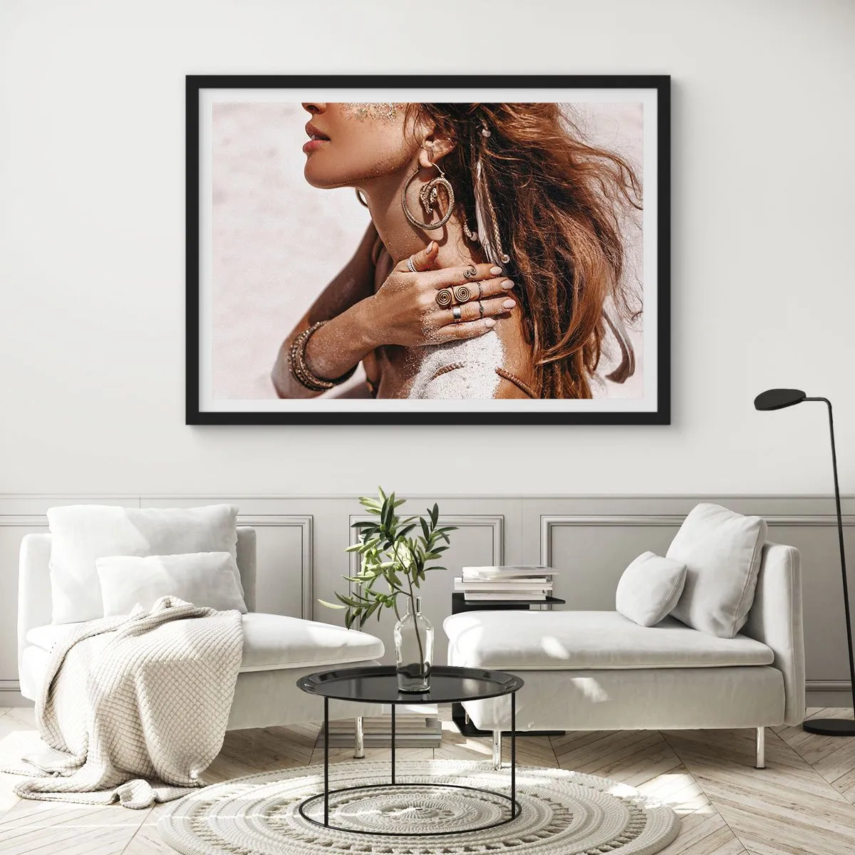 Poster in einem schwarzem Rahmen - Stilvolle Frau mit Schmuck vor hellem Sandhintergrund - 70x50cm - Königin des wilden Strandes - Moderne Wanddekoration für Wohnzimmer und Schlafzimmer ARTTOR