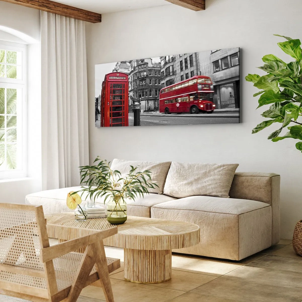 Bild auf Leinwand - Leinwandbild - Eine rote Telefonzelle und ein Doppeldeckerbus in London mit der Stadt im Hintergrund - 120x50cm - Das Rotste in Europa - Moderne Wanddekoration für Wohnzimmer und Schlafzimmer ARTTOR