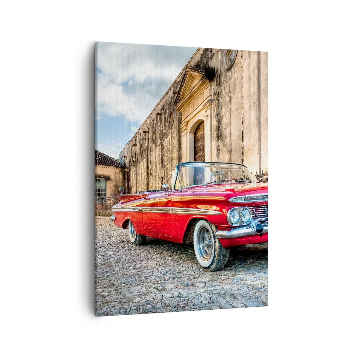 Bild auf Leinwand - Leinwandbild - Roter Oldtimer auf einer Kopfsteinpflasterstraße - 50x70cm - Kubanische Emotionen - Moderne Wanddekoration für Wohnzimmer und Schlafzimmer ARTTOR