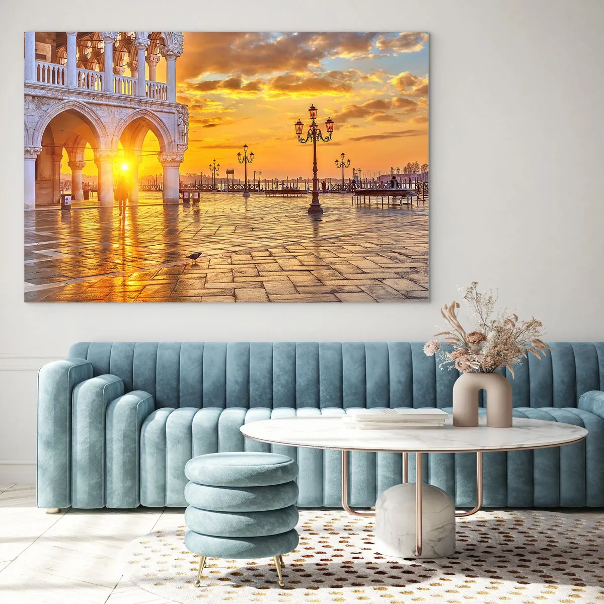 Glasbild - Bild auf glas - Sonnenaufgang über den Arkaden und dem Platz - 70x50cm - Wo sind alle? - Moderne Wanddekoration für Wohnzimmer und Schlafzimmer ARTTOR