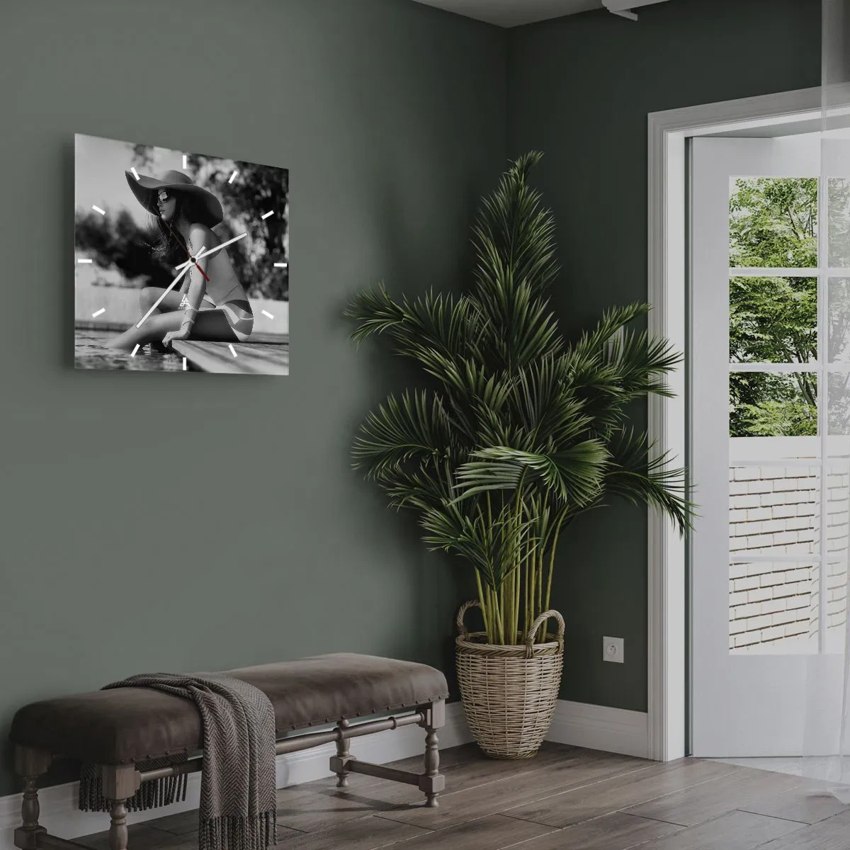 Wanduhr - Glasuhr - Frau mit Hut am Pool in Schwarz und Weiß - 30x30cm - Sommertraum - Moderne Wanddekoration für Wohnzimmer und Schlafzimmer ARTTOR