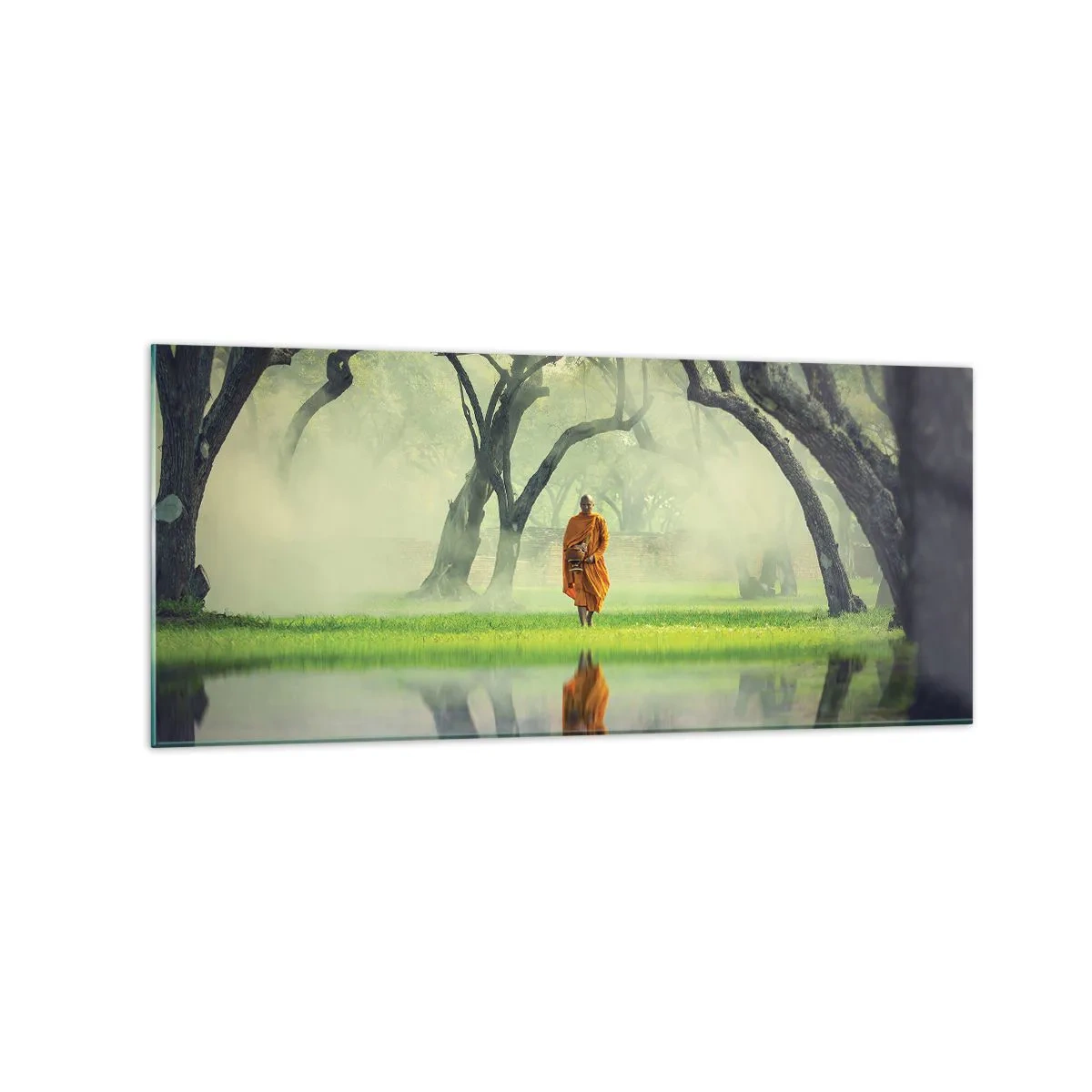 Glasbild - Bild auf glas - Ein Mönch in einer orangefarbenen Robe in einem Wald mit nebligem Hintergrund und Spiegelung im Wasser. - 120x50cm - Auf dem Weg zur Erleuchtung - Moderne Wanddekoration für Wohnzimmer und Schlafzimmer ARTTOR