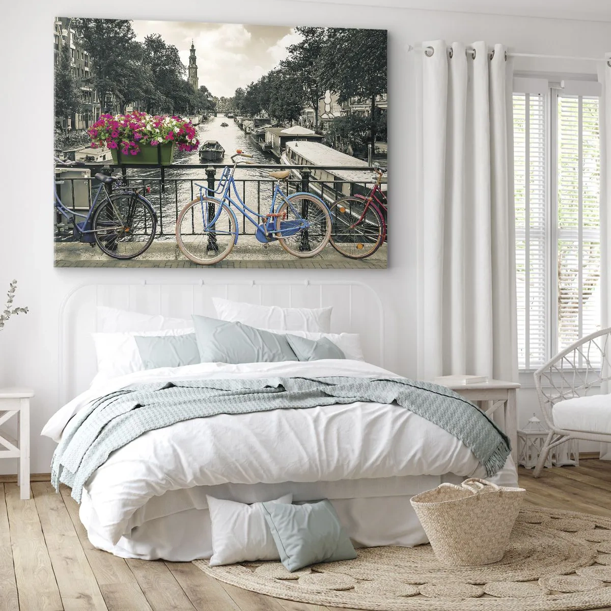 Bild auf Leinwand - Leinwandbild - Eine Brücke mit Fahrrädern und Blumen über einem Kanal in Amsterdam - 120x80cm - Die Farben der Amsterdamer Straße - Moderne Wanddekoration für Wohnzimmer und Schlafzimmer ARTTOR
