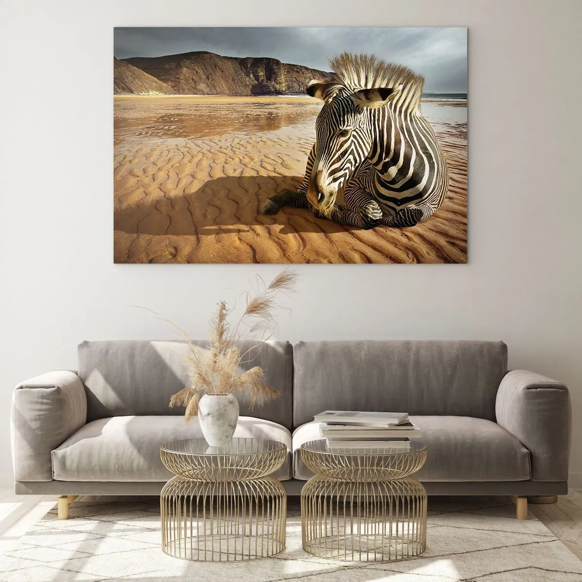 Glasbild - Bild auf glas - Ein Zebra ruht sich bei Sonnenuntergang am Strand aus - 100x70cm - Wir passen zusammen - Moderne Wanddekoration für Wohnzimmer und Schlafzimmer ARTTOR