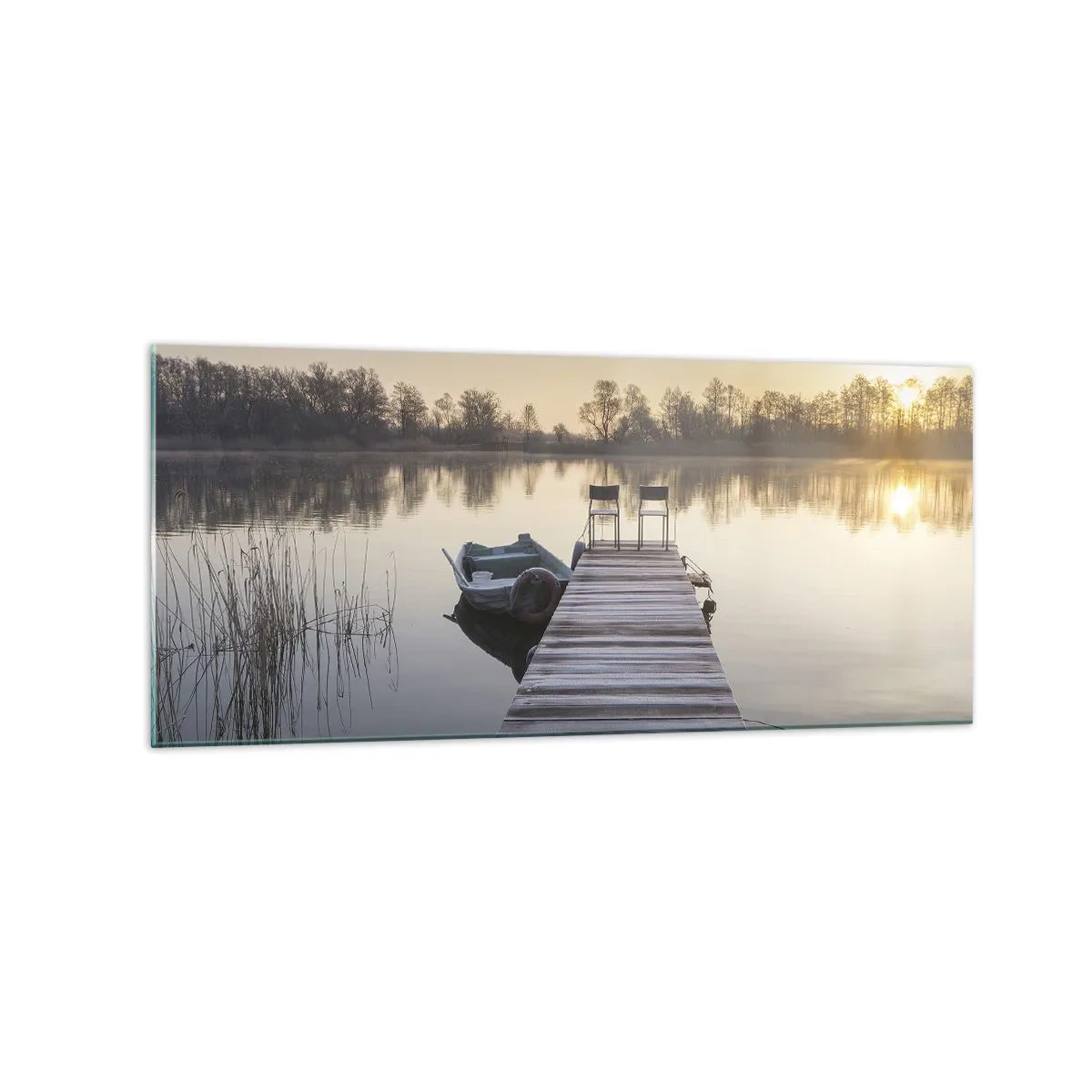 Glasbild - Bild auf glas - Ein Pier am Seeufer am Morgen mit einem Boot und Stühlen - 120x50cm - Ich komme nach einiger Zeit zurück - Moderne Wanddekoration für Wohnzimmer und Schlafzimmer ARTTOR