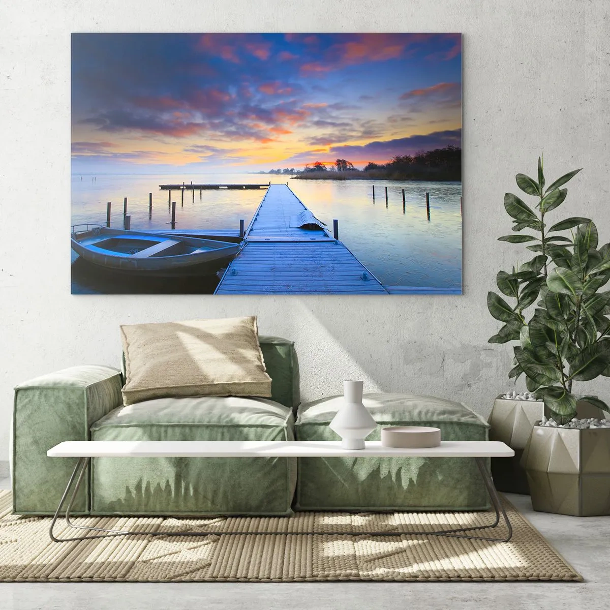 Glasbild - Bild auf glas - Ein Pier am See im Morgengrauen, umgeben von friedlicher Natur - 70x50cm - Violett-goldene Ruhe - Moderne Wanddekoration für Wohnzimmer und Schlafzimmer ARTTOR