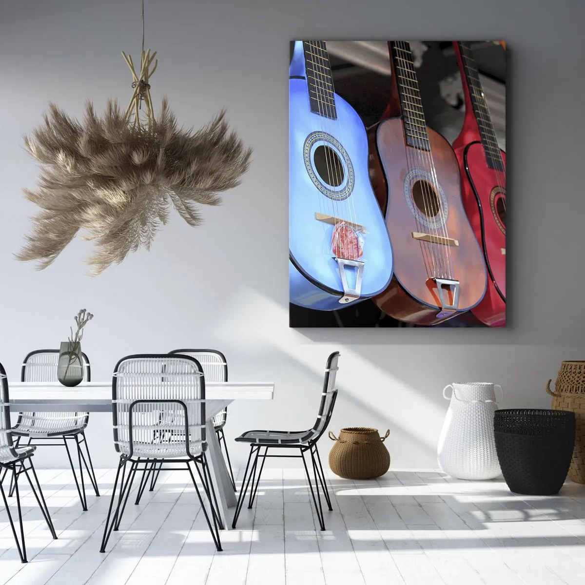 Bild auf Leinwand - Leinwandbild - Bunte Akustikgitarren hängen in einer Reihe auf dem Display - 80x120cm - Lateinische Atmosphäre - Moderne Wanddekoration für Wohnzimmer und Schlafzimmer ARTTOR