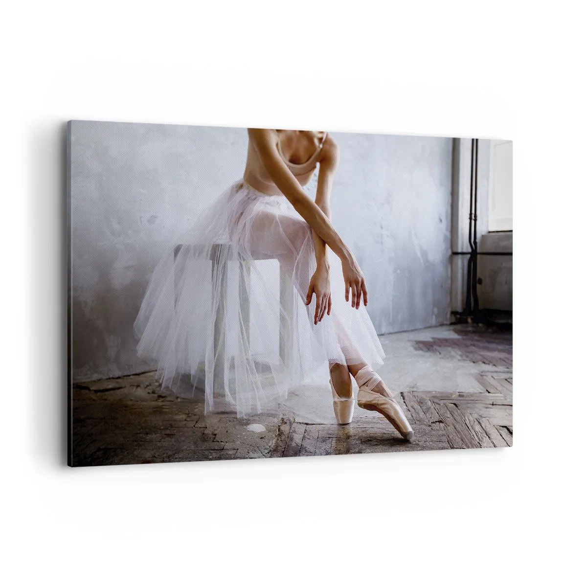 Bild auf Leinwand - Leinwandbild - Eine Ballerina in zarter Pose vor industriellem Hintergrund - 120x80cm - Bevor die Rampe leuchtet - Moderne Wanddekoration für Wohnzimmer und Schlafzimmer ARTTOR