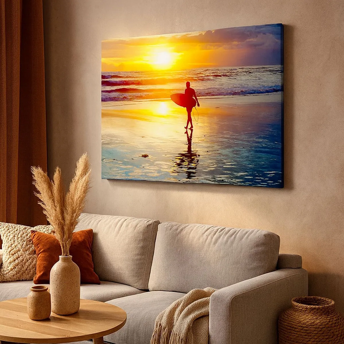 Bild auf Leinwand - Leinwandbild - Ein Surfer geht bei Sonnenuntergang mit einem Brett in der Hand am Strand spazieren. - 70x50cm - Die Rückkehr des Kriegers - Moderne Wanddekoration für Wohnzimmer und Schlafzimmer ARTTOR