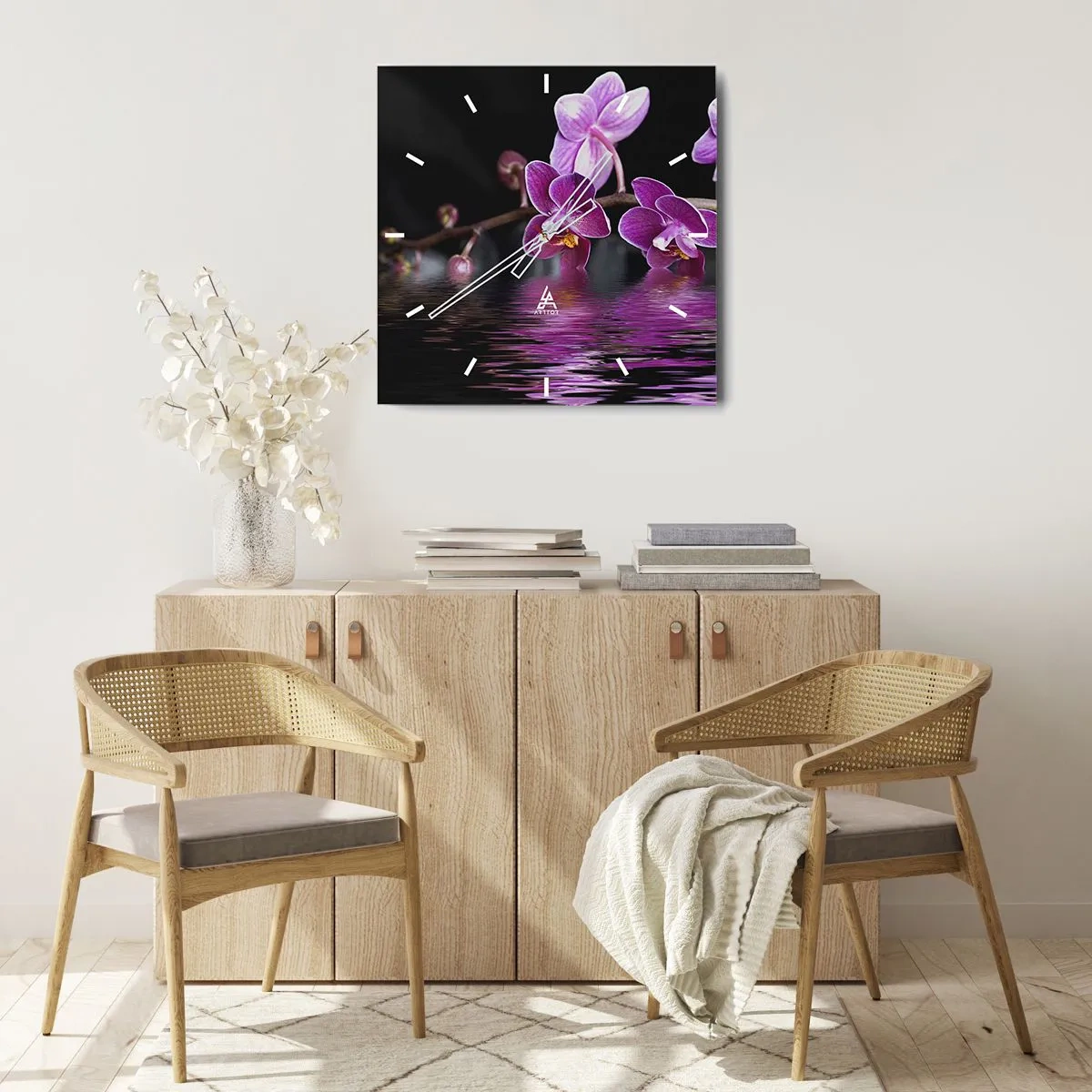 Wanduhr - Glasuhr - Lila Orchideen über ruhigem Wasser vor schwarzem Hintergrund - 30x30cm - Lila Spiegelbild der Schönheit - Moderne Wanddekoration für Wohnzimmer und Schlafzimmer ARTTOR