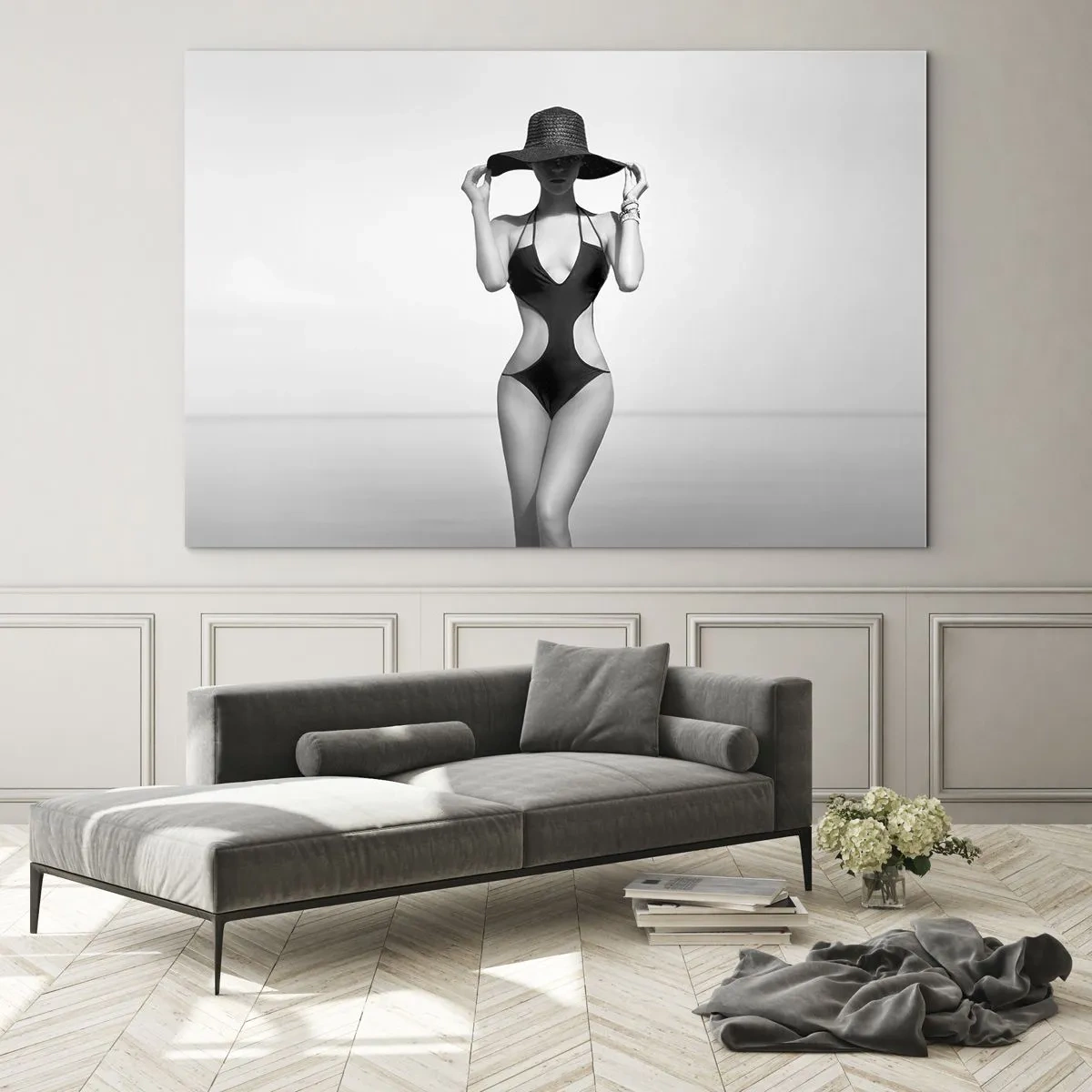 Glasbild - Bild auf glas - Eine Frau in einem schwarzen Badeanzug und Hut vor dem Meer - 70x50cm - Mein Name ist: Eleganz - Moderne Wanddekoration für Wohnzimmer und Schlafzimmer ARTTOR
