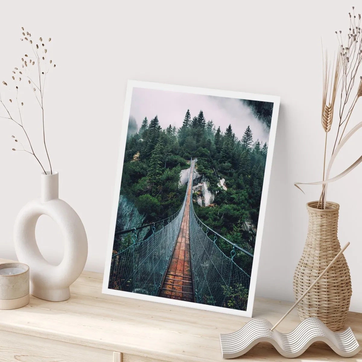 Poster - Eine Hängebrücke durch einen dichten, nebligen Wald - 50x70cm - Nur für Überflieger - Moderne Wanddekoration für Wohnzimmer und Schlafzimmer ARTTOR